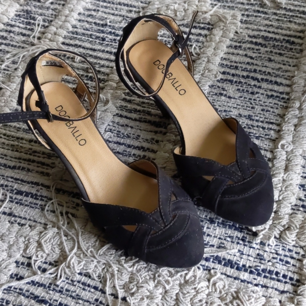 Black low heel shoes size 6